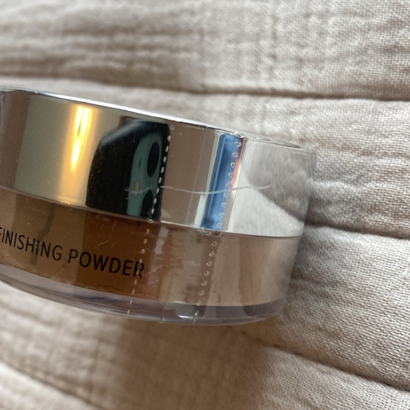 it Cosmetics Bye Bye Pores tinted finishing powder, Medium tint - Picture 5 of 9